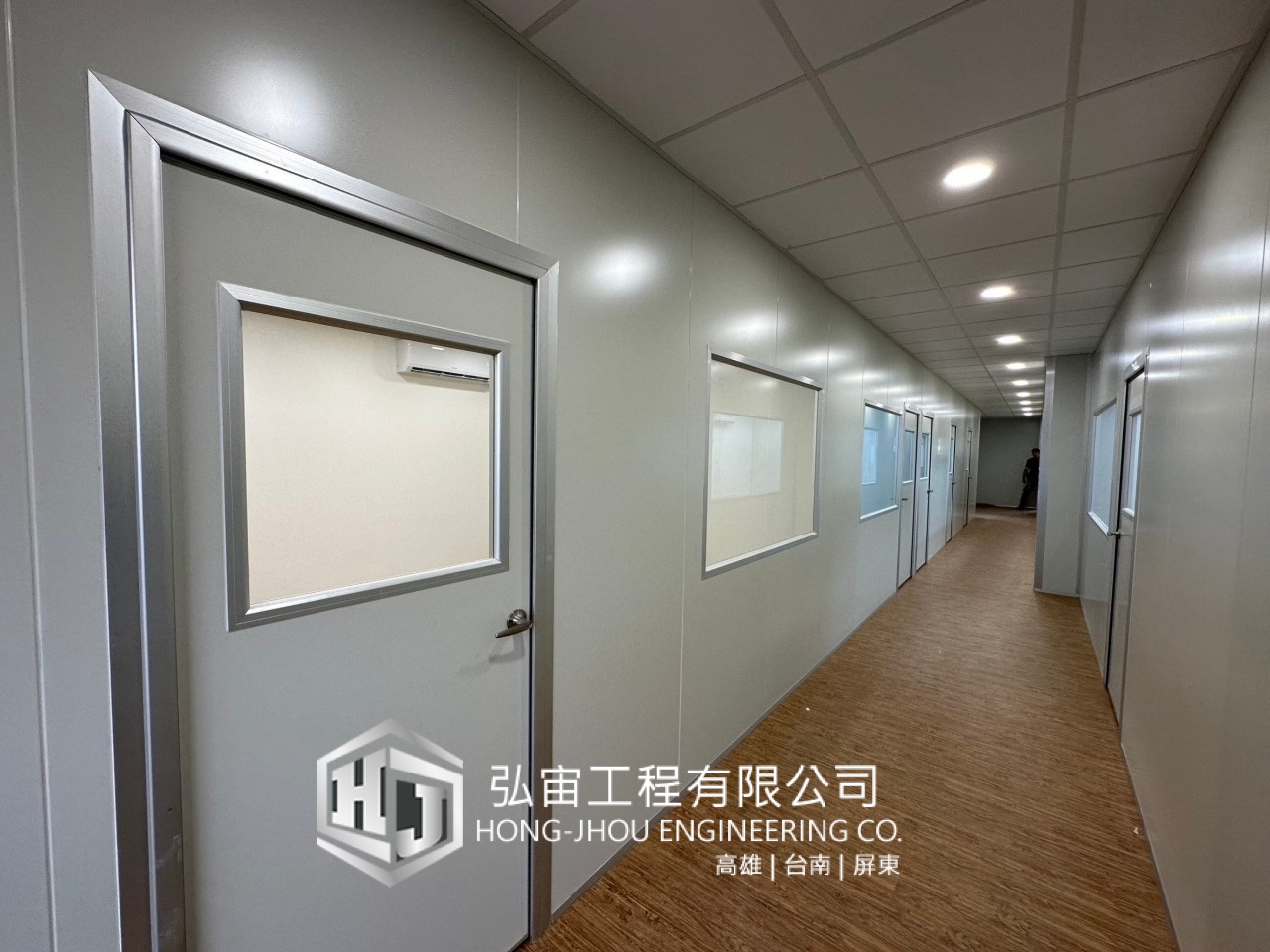 高雄半導體公司新的辦公室庫板隔間與廁所翻修及衛浴設備更換、插座與網路配置